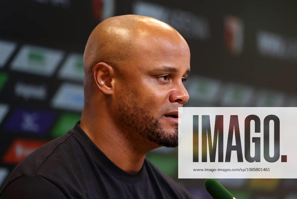 Football, Men, Season 2025 2026, FC Augsburg FC Bayern Munich, Bundesliga, WWK Arena Vincent Kompany, Coach FC Bayern Munich at the press conference after the match Head, Portrait DFL DFB regulations prohibit any use of photographs as image sequences and or quasi video