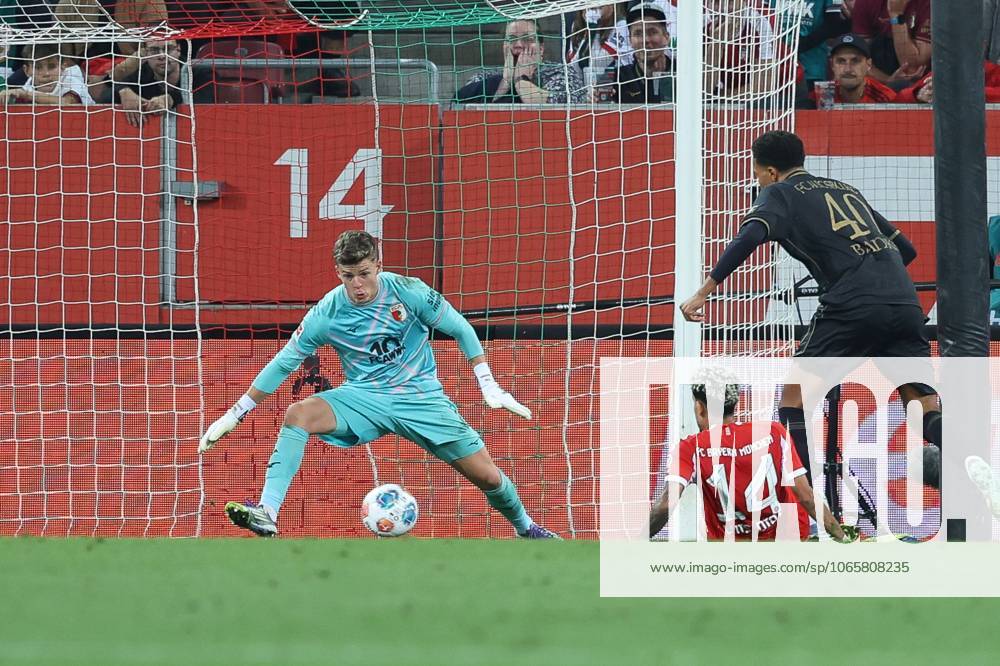 Goalkeeper action by Finn Dahmen 1 FC Augsburg , Luis Diaz 14 FC Bayern Muenchen , FC Augsburg vs FC Bayern Muenchen, Soccer, 1 Bundesliga, 2 Matchday, 30 08 2025 DFB regulations prohibit any use of photographs as image sequences and or quasi video Augsburg Bayern Germany