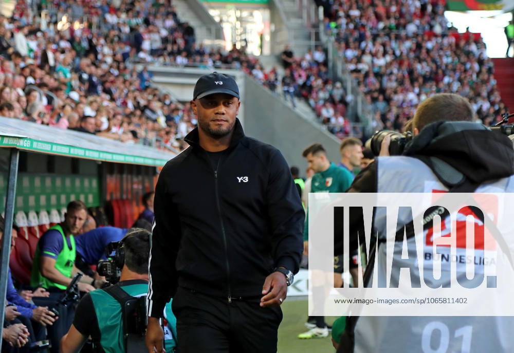 Football, Men, Season 2025 2026, FC Augsburg FC Bayern Munich, Bundesliga, WWK Arena Vincent Kompany, Coach FC Bayern Munich head, upper body while walking DFL DFB regulations prohibit any use of photographs as image sequences and or quasi video