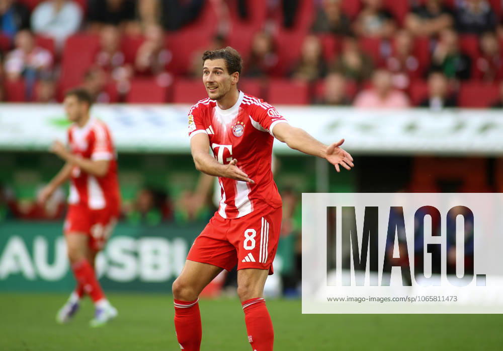 Football, Men, Season 2025 2026, FC Augsburg FC Bayern Munich, Bundesliga, WWK Arena Leon Goretzka FC Bayern Munich stretches both arms to the left, show, hint, interpret DFL DFB regulations prohibit any use of photographs as image sequences and or quasi video