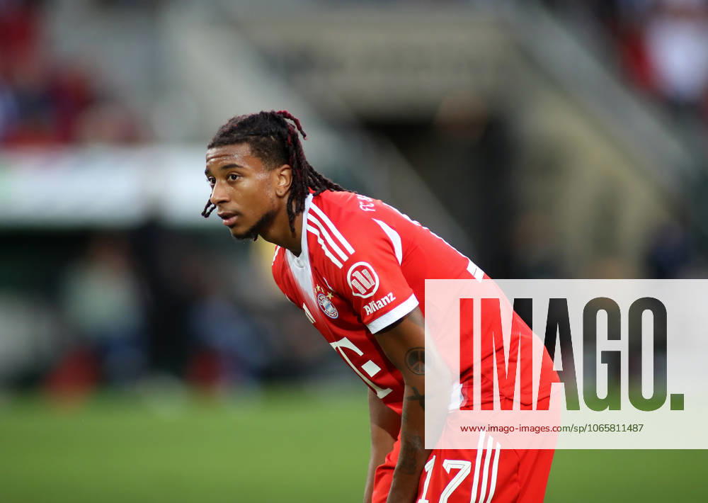 Football, Men, Season 2025 2026, FC Augsburg FC Bayern Munich, Bundesliga, WWK Arena Michael Olise FC Bayern Munich bent forward DFL DFB regulations prohibit any use of photographs as image sequences and or quasi video