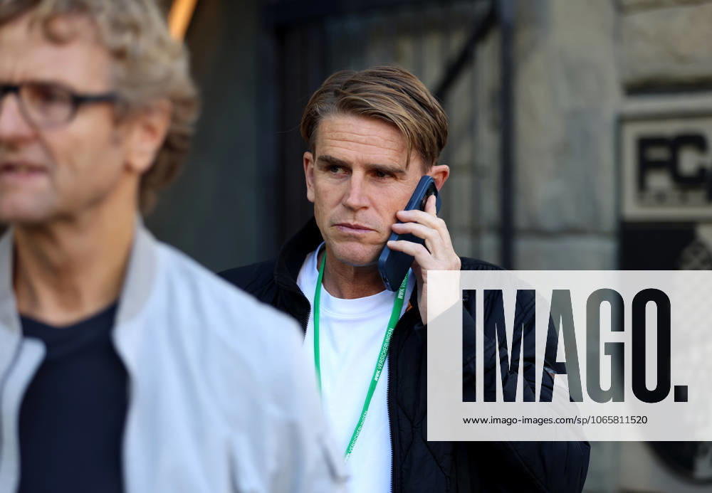 Football, Men, Season 2025 2026, FC Augsburg FC Bayern Munich, Bundesliga, WWK Arena Christoph Freund, Sports Director FC Bayern Munich on the phone, cell phone, smartphone on the ear, phone call DFL DFB regulations prohibit any use of photographs as image sequences and or quasi video