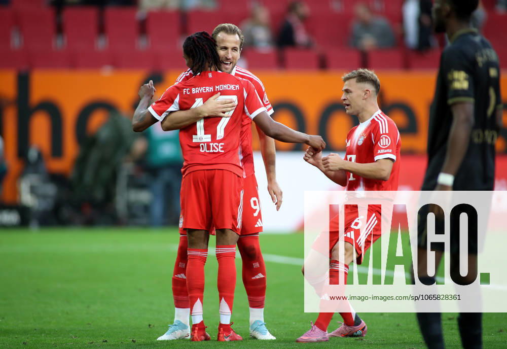 Football, Men, Season 2025 2026, FC Augsburg FC Bayern Munich, Bundesliga, WWK Arena 0 3 by Michael Olise FC Bayern Munich in front Goal, here cheering, hugging with Harry Kane FC Bayern Munich behind on the right Joshua Kimmich FC Bayern Munich DFL DFB regulations prohibit any use of photographs as image sequences and or quasi video