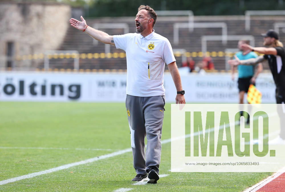 Saturday 30 08 2025, Season 2025 26, Regionalliga West, Matchday 6 at Stadion Rote Erde Dortmund, BVB Borussia Dortmund II Borussia Mönchengladbach U23, Daniel Rios coach, BVB II gives instructions to his team