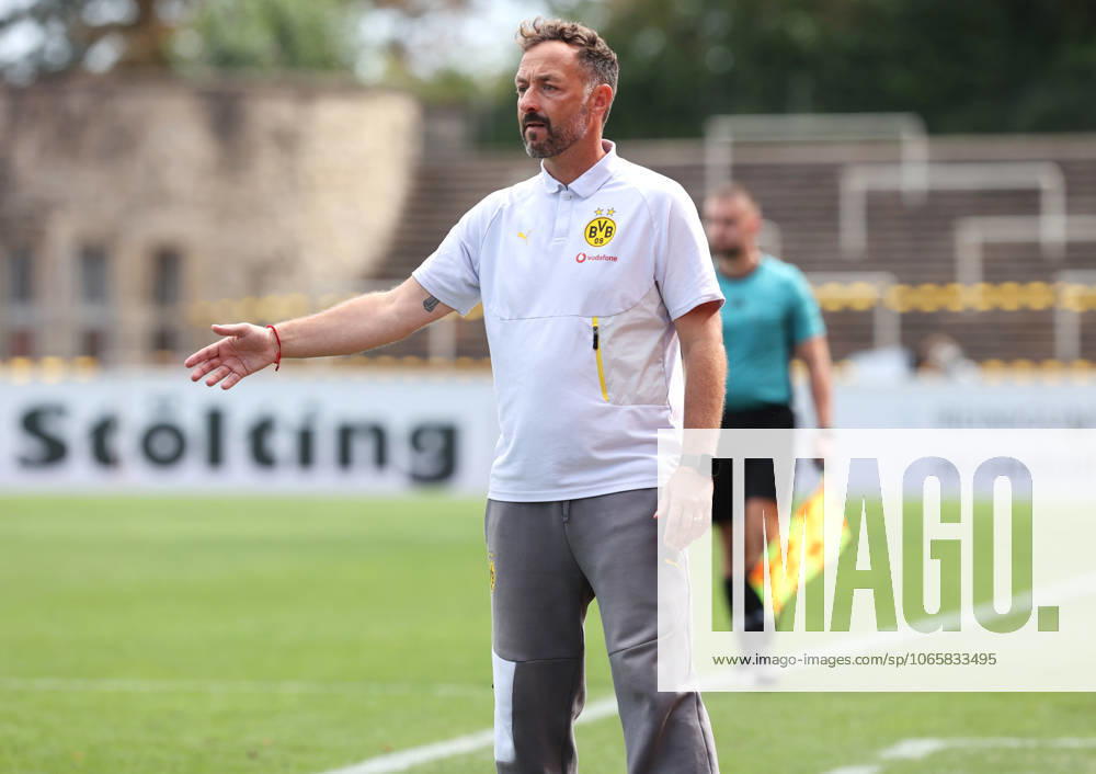 Saturday 30 08 2025, Season 2025 26, Regionalliga West, Matchday 6 at Stadion Rote Erde Dortmund, BVB Borussia Dortmund II Borussia Mönchengladbach U23, Daniel Rios coach, BVB II gives instructions to his team