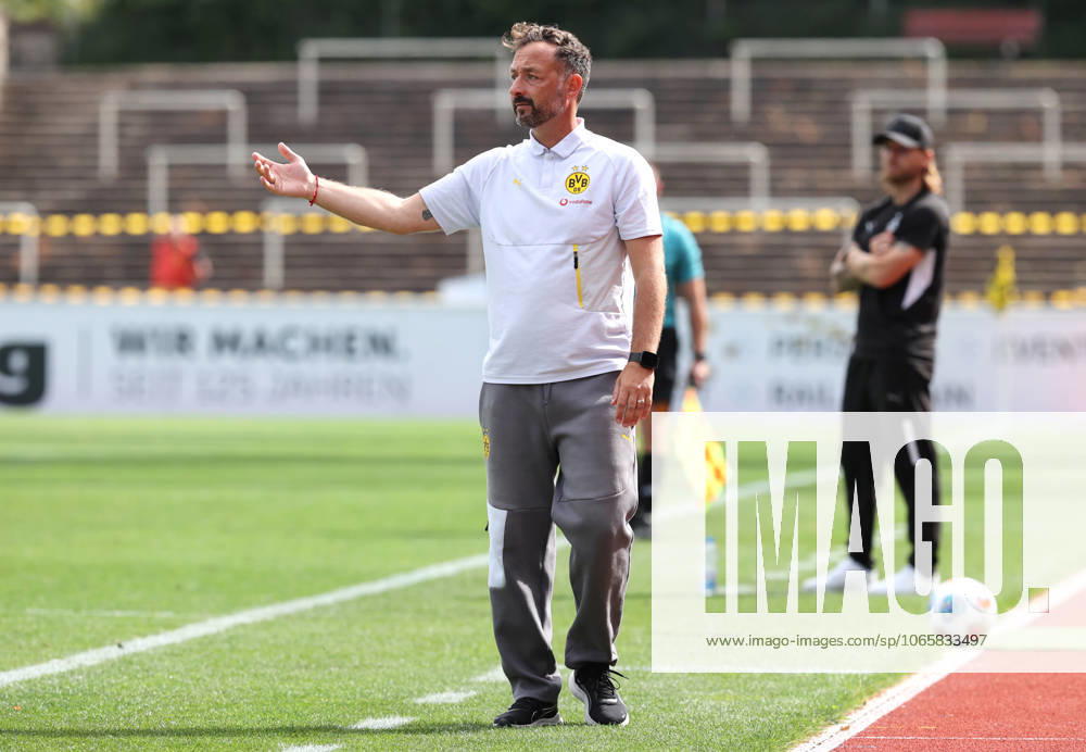 Saturday 30 08 2025, Season 2025 26, Regionalliga West, Matchday 6 at Stadion Rote Erde Dortmund, BVB Borussia Dortmund II Borussia Mönchengladbach U23, Daniel Rios coach, BVB II gives instructions to his team