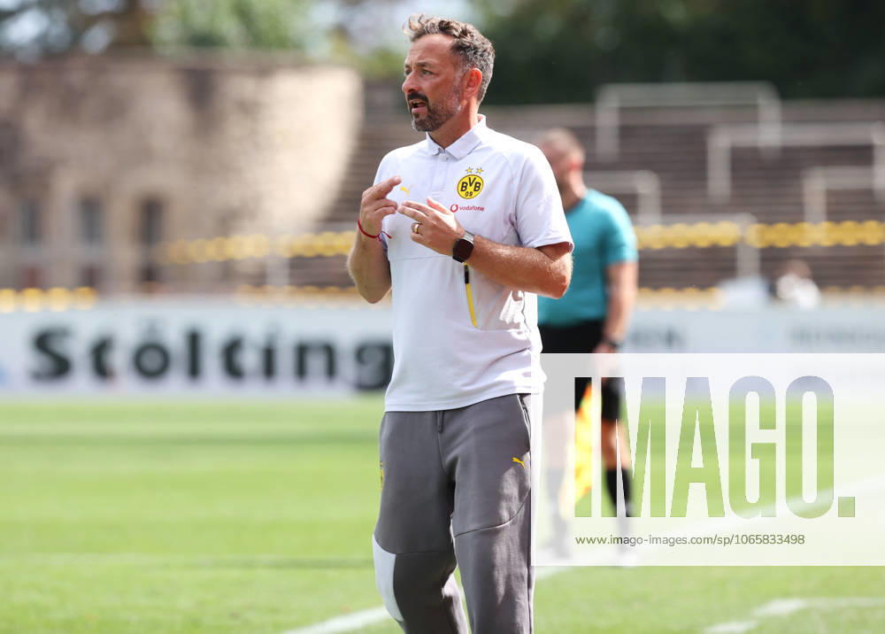 Saturday 30 08 2025, Season 2025 26, Regionalliga West, Matchday 6 at Stadion Rote Erde Dortmund, BVB Borussia Dortmund II Borussia Mönchengladbach U23, Daniel Rios coach, BVB II gives instructions to his team