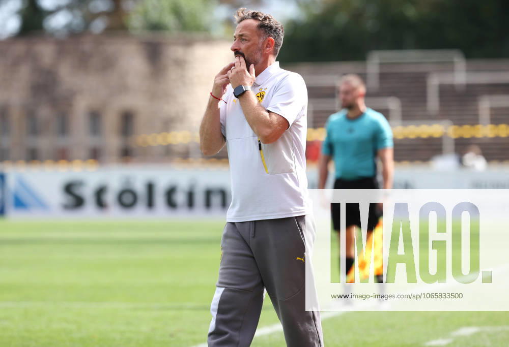 Saturday 30 08 2025, Season 2025 26, Regionalliga West, Matchday 6 at Stadion Rote Erde Dortmund, BVB Borussia Dortmund II Borussia Mönchengladbach U23, Daniel Rios coach, BVB II gives instructions to his team