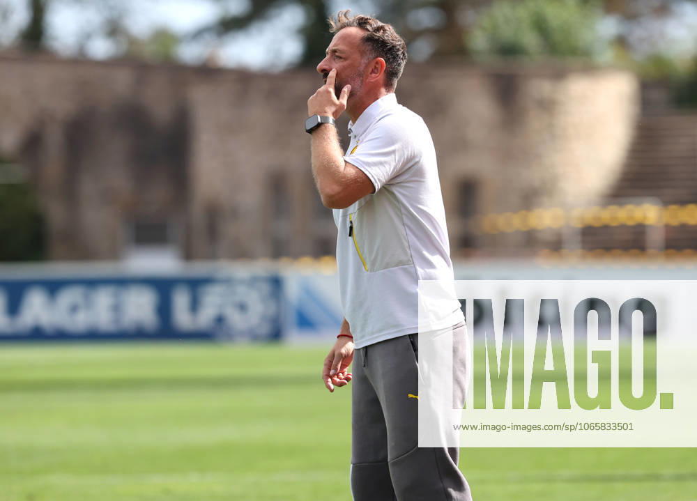 Saturday 30 08 2025, Season 2025 26, Regionalliga West, Matchday 6 at Stadion Rote Erde Dortmund, BVB Borussia Dortmund II Borussia Mönchengladbach U23, Daniel Rios coach, BVB II gives instructions to his team