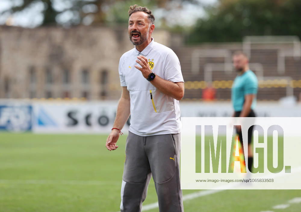 Saturday 30 08 2025, Season 2025 26, Regionalliga West, Matchday 6 at Stadion Rote Erde Dortmund, BVB Borussia Dortmund II Borussia Mönchengladbach U23, Daniel Rios coach, BVB II gives instructions to his team