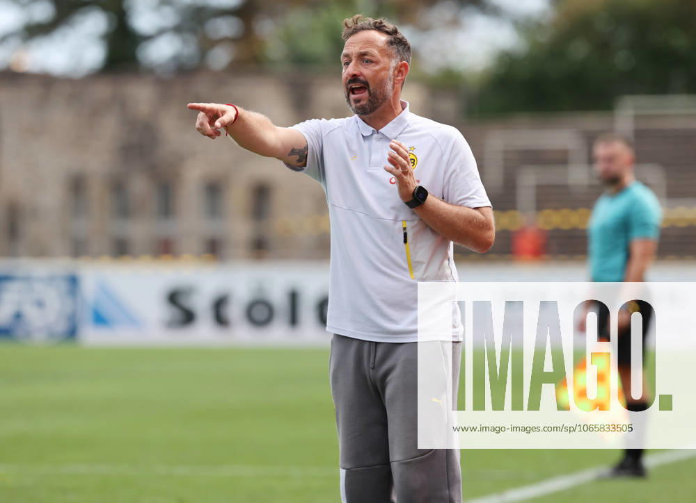 Saturday 30 08 2025, Season 2025 26, Regionalliga West, Matchday 6 at Stadion Rote Erde Dortmund, BVB Borussia Dortmund II Borussia Mönchengladbach U23, Daniel Rios coach, BVB II gives instructions to his team