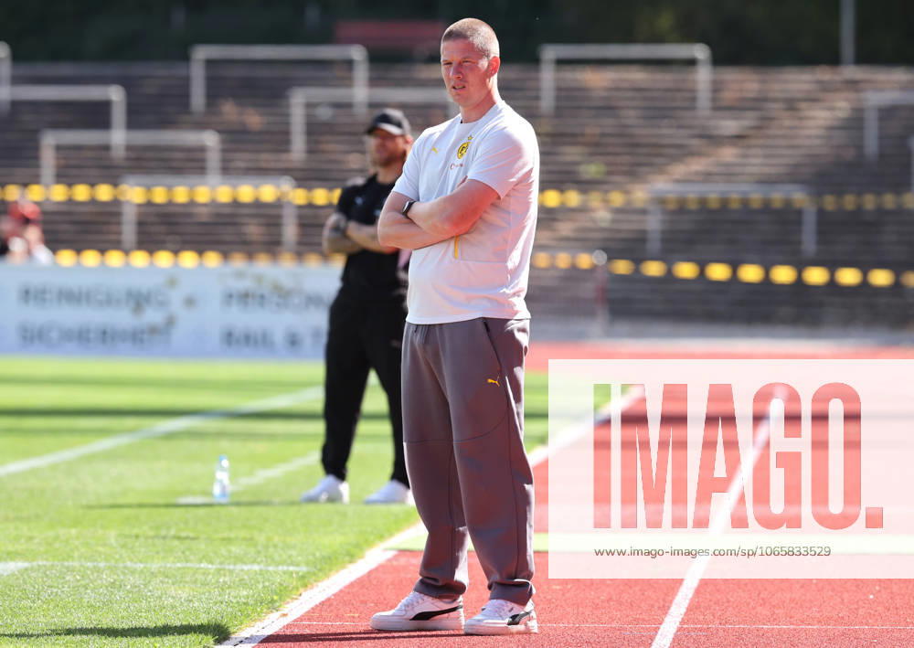 Saturday 30 08 2025, Season 2025 26, Regionalliga West, Matchday 6 at Stadion Rote Erde Dortmund, BVB Borussia Dortmund II Borussia Mönchengladbach U23, Mike Tullberg Coach, BVB II with folded arms