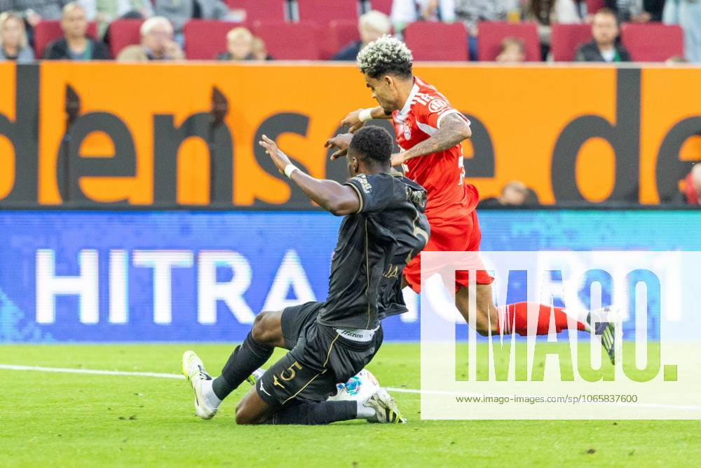 Chrislain Matsima FC Augsburg and Luis Diaz FC Bayern Muenchen v l in duel, FC Augsburg vs FC Bayern Muenchen, Soccer, 1 Bundesliga, 2 Matchday, 30 08 2025 DFB regulations prohibit any use of photographs as image sequences and or quasi video