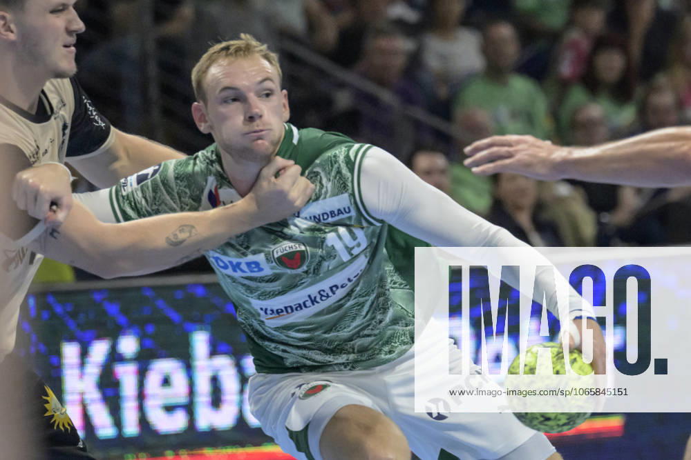 In the picture from l Mathias Gidsel Fuechse Berlin , action, fight, fights for the ball, GER, Berlin, handball, Fuechse Berlin vs Bergischer HC, DAIKIN Handball Bundesliga, in the Max Schmeling Halle, 31 08 2025,