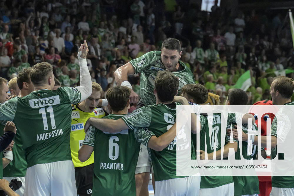 In the picture from l Mijajlo Marsenic Fuechse Berlin ,the Fuechse team celebrates the victory, GER, Berlin, Handball, Fuechse Berlin vs Bergischer HC, DAIKIN Handball Bundesliga, in the Max Schmeling Halle, 31 08 2025,