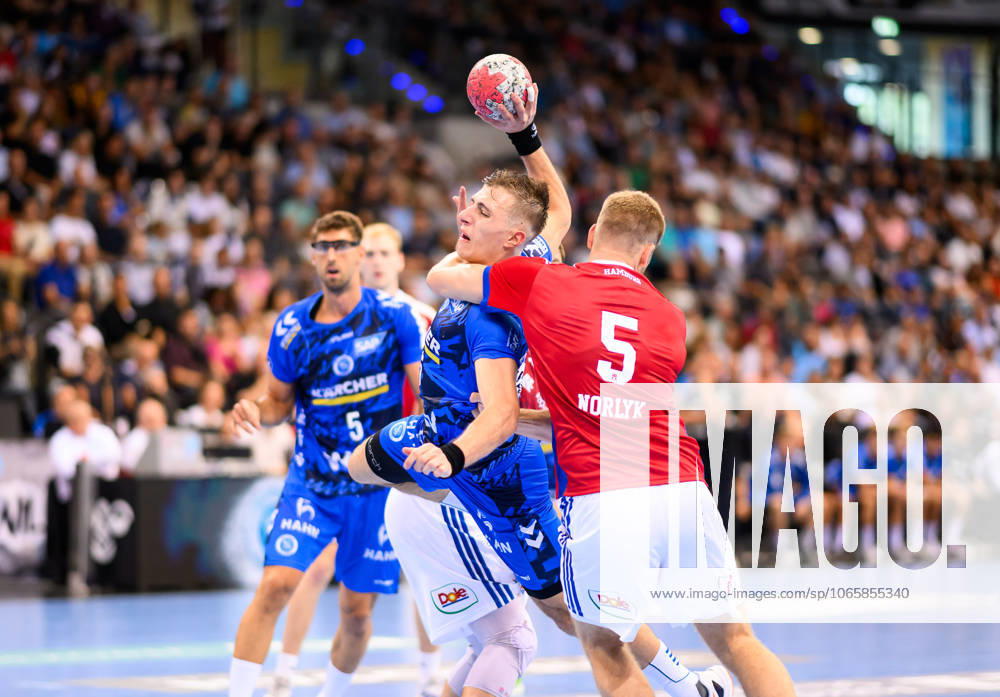 Simone Mengon TVB Stuttgart, 15 on the throw and in the grip of Oliver Norlyk Handball Sport Verein Hamburg, 05 , TVB Stuttgart vs Handball Sport Verein Hamburg, Handball, DAIKIN 1 Handball Bundesliga, 1 Matchday, Season 2025 2026, 31 08 2025 Eibner Pressefoto Andreas Ulmer TVB Stuttgart vs Handball Sport Verein Hamburg, Handball, DAIKIN 1 Handball Bundesliga, 1 Matchday, Season 2025 2026, 31 08 2025 Stuttgart