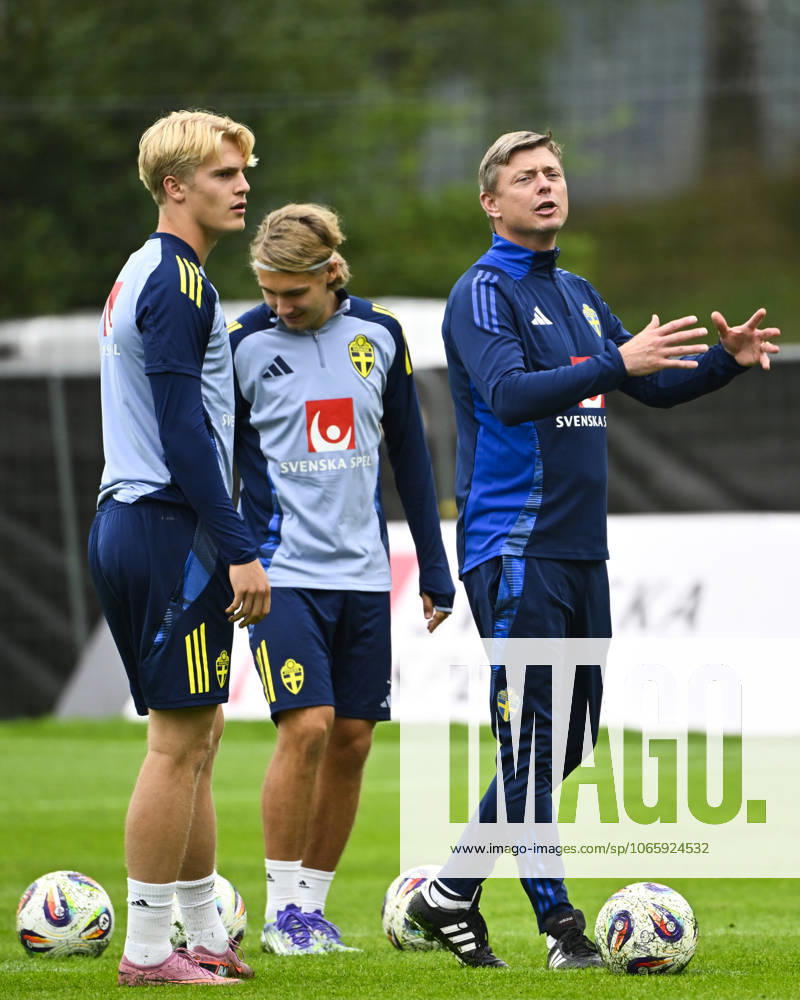 STOCKHOLM, SWEDEN 20250901 Swedish national team captain Jon Dahl Tomasson and players Lucas Bergvall, Sebastian Nanasi and Anthony Elanga during a training session as the Swedish men s national team gathers for upcoming World Cup qualifiers against Slovenia and Kosovo STOCKHOLM SWEDEN