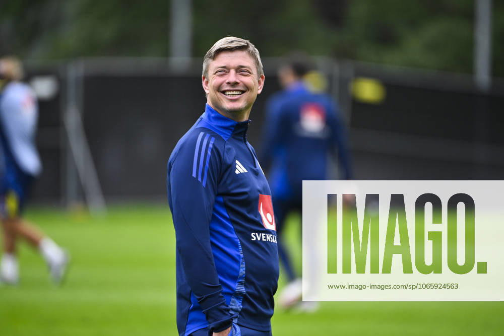 STOCKHOLM, SWEDEN 20250901 Swedish national team captain Jon Dahl Tomasson and players Lucas Bergvall, Sebastian Nanasi and Anthony Elanga during a training session as the Swedish men s national team gathers for upcoming World Cup qualifiers against Slovenia and Kosovo STOCKHOLM SWEDEN