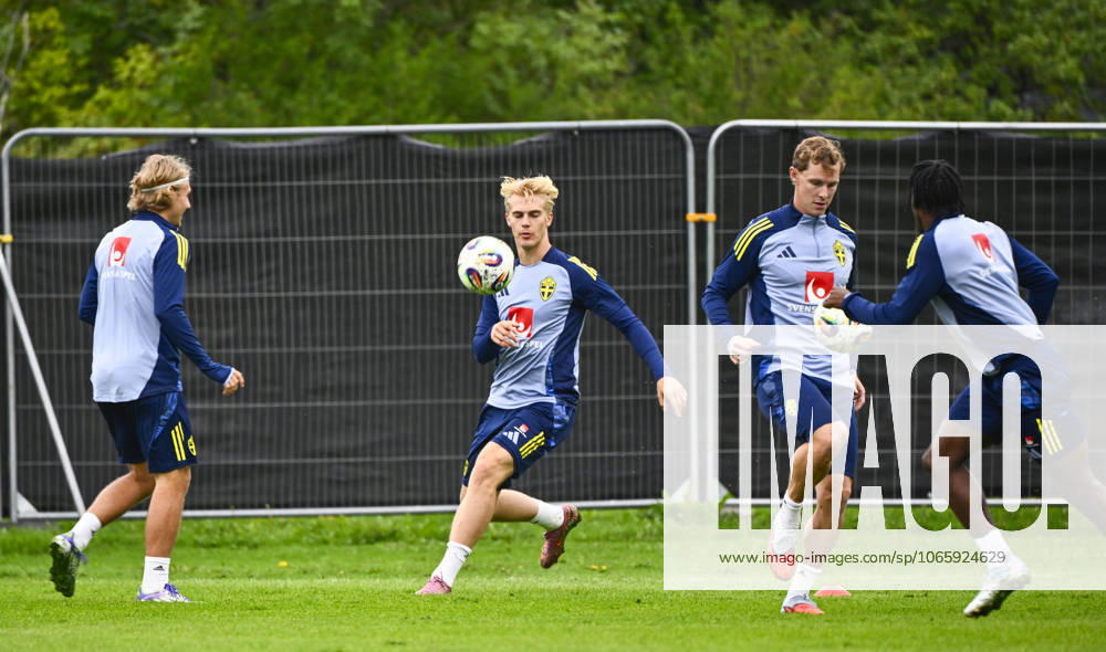 STOCKHOLM, SWEDEN 20250901 Swedish national team captain Jon Dahl Tomasson and players Lucas Bergvall, Sebastian Nanasi and Anthony Elanga during a training session as the Swedish men s national team gathers for upcoming World Cup qualifiers against Slovenia and Kosovo STOCKHOLM SWEDEN