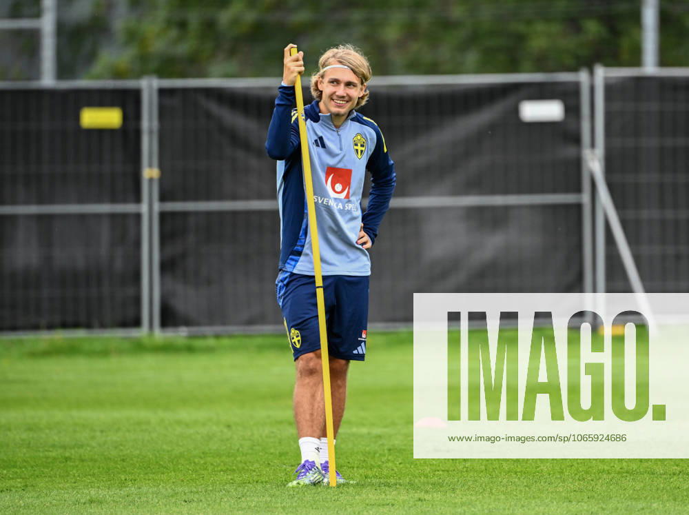 STOCKHOLM, SWEDEN 20250901 Swedish national team captain Jon Dahl Tomasson and players Lucas Bergvall, Sebastian Nanasi and Anthony Elanga during a training session as the Swedish men s national team gathers for upcoming World Cup qualifiers against Slovenia and Kosovo STOCKHOLM SWEDEN