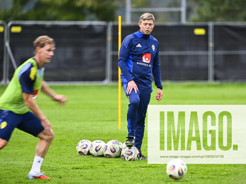 STOCKHOLM, SWEDEN 20250901 Swedish national team captain Jon Dahl Tomasson and players Lucas Bergvall, Sebastian Nanasi and Anthony Elanga during a training session as the Swedish men s national team gathers for upcoming World Cup qualifiers against Slovenia and Kosovo STOCKHOLM SWEDEN