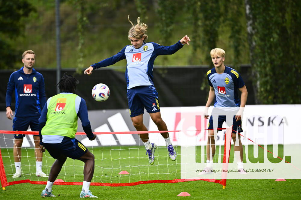 STOCKHOLM, SWEDEN 20250901 Swedish national team captain Jon Dahl Tomasson and players Lucas Bergvall, Sebastian Nanasi and Anthony Elanga during a training session as the Swedish men s national team gathers for upcoming World Cup qualifiers against Slovenia and Kosovo STOCKHOLM SWEDEN