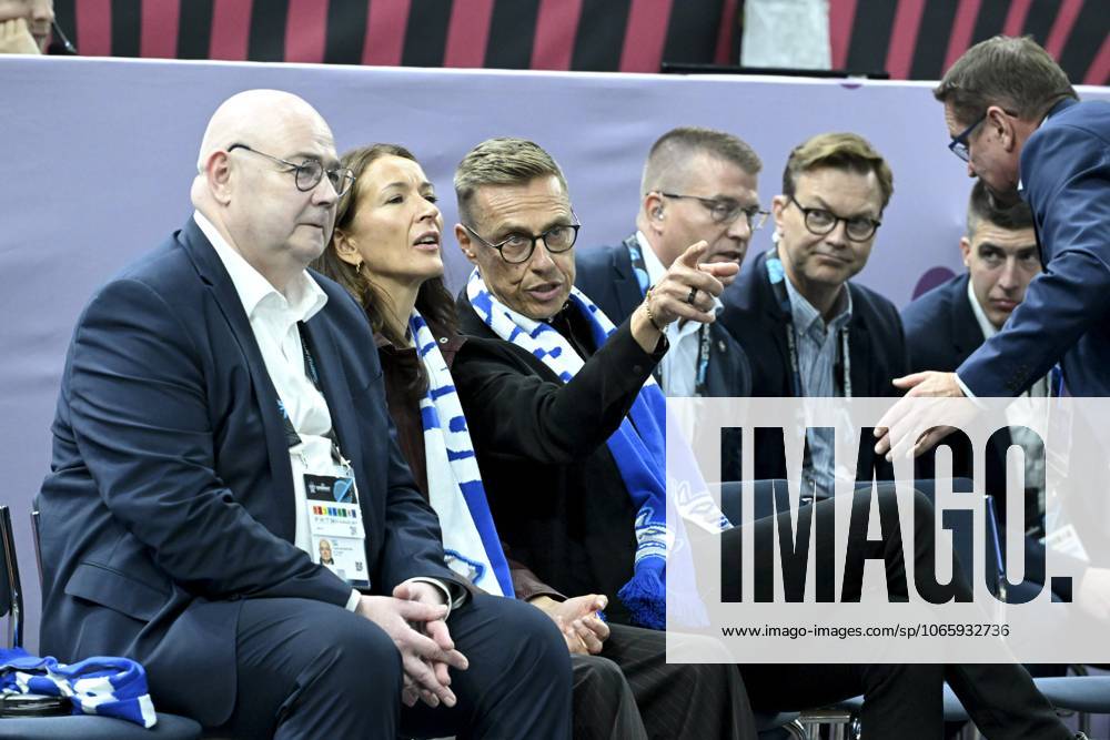 Finland s President Alexander Stubb (C) and his wife Suzanne Innes-Stubb with Chairman Timo Elo (L) of the Finnish Basketball Federation before the basketball FIBA EuroBasket 2025 group B match between Finland and Lithuania in Tampere, Finland, on September 1, 2025. Tampere Finland LKFTJK20250901200828KKHN