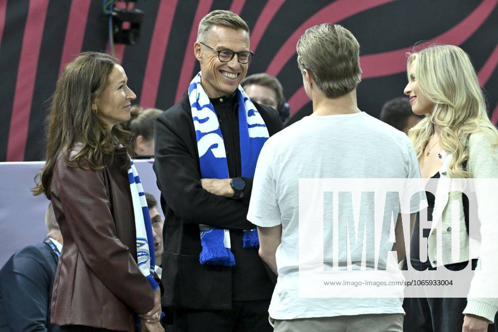 Finland s President Alexander Stubb and his wife Suzanne Innes-Stubb chat with hockey player Mikael Granlund and his wife Emmi Granlund (R) before the basketball FIBA EuroBasket 2025 group B match between Finland and Lithuania in Tampere, Finland, on September 1, 2025. Tampere Finland LKFTJK20250901201622CGHL
