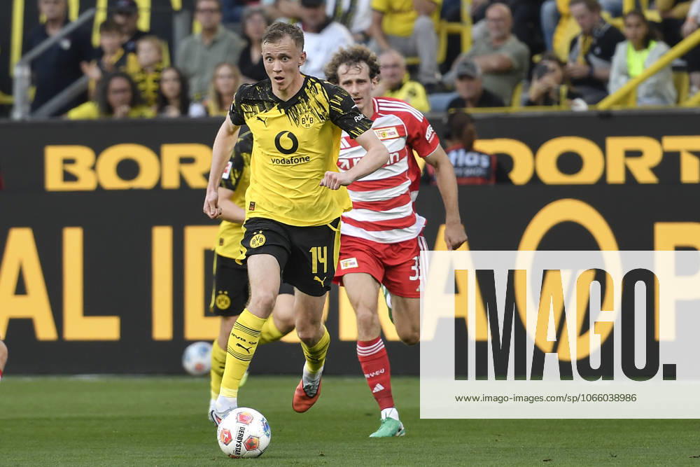 V li fighting for the ball Maximilian Beier Dortmund 14 Alex Král Berlin 33 31 08 2025 Football Borussia Dortmund vs 1 FC Union Berlin, Signal Iduna Park, Dortmund, DFB DFL REGULATIONS PROHIBIT ANY USE OF PHOTOGRAPHS AS IMAGE SEQUENCES AND OR QUASI VIDEO