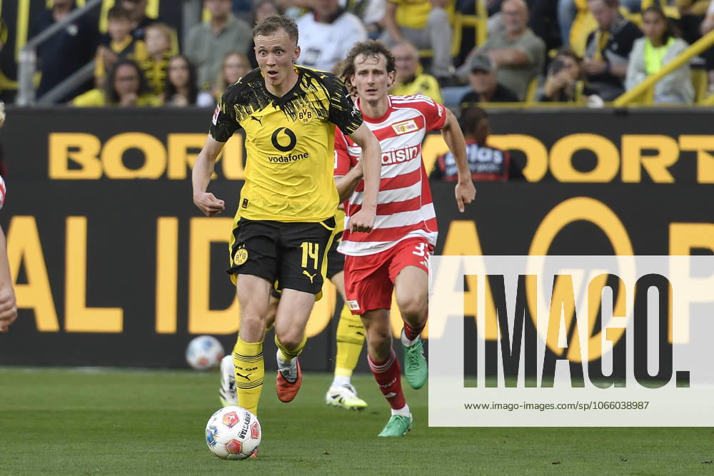 V li fighting for the ball Maximilian Beier Dortmund 14 Alex Král Berlin 33 31 08 2025 Football Borussia Dortmund vs 1 FC Union Berlin, Signal Iduna Park, Dortmund, DFB DFL REGULATIONS PROHIBIT ANY USE OF PHOTOGRAPHS AS IMAGE SEQUENCES AND OR QUASI VIDEO
