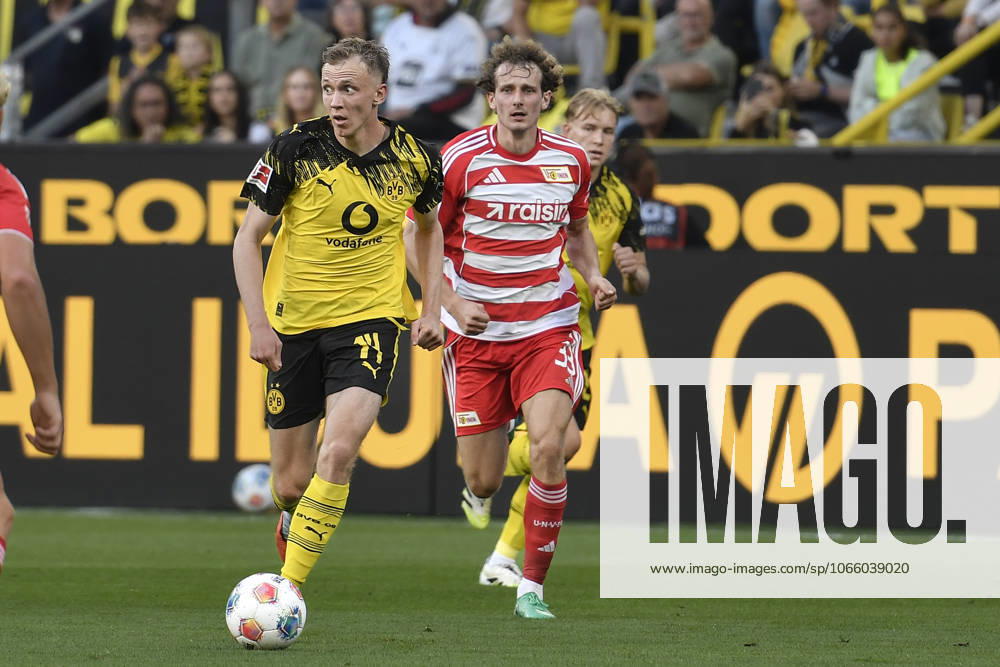 V li fighting for the ball Maximilian Beier Dortmund 14 Alex Kral Berlin 33 31 08 2025 Soccer Borussia Dortmund vs 1 FC Union Berlin, Signal Iduna Park, Dortmund, DFB DFL REGULATIONS PROHIBIT ANY USE OF PHOTOGRAPHS AS IMAGE SEQUENCES AND OR QUASI VIDEO