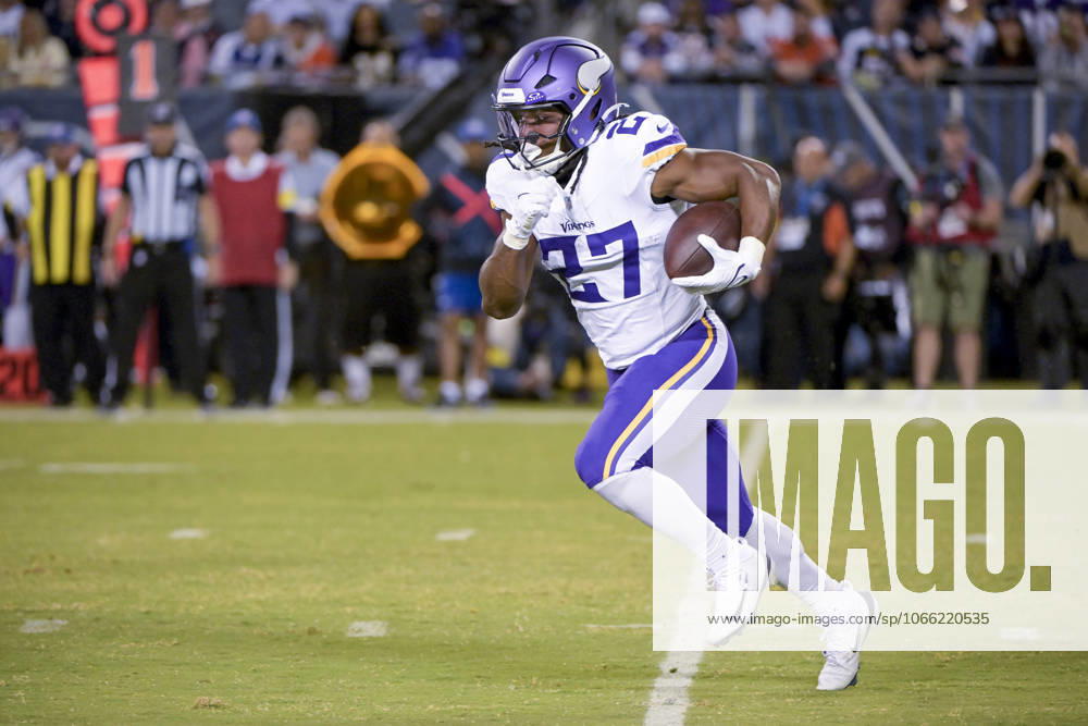 Minnesota Vikings running back Jordan Mason (27) runs the ball during the first quarter against the Chicago Bears at Soldier Field in Chicago on Monday, September 8, 2025. CHI20250908106 MARKxBLACK