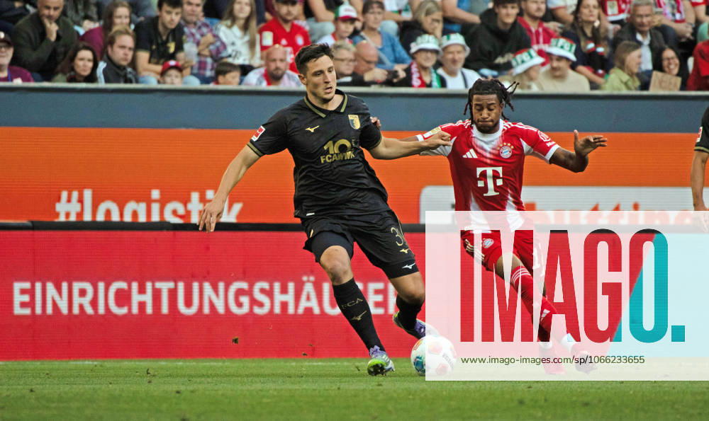 30 08 25 FC Augsburg FC Bayern München Germany, Augsburg, 30 08 2025, Football, Bundesliga, FC Augsburg FC Bayern München 2 3 v l Keven Schlotterbeck FC Augsburg , Michael Olise FC Bayern München