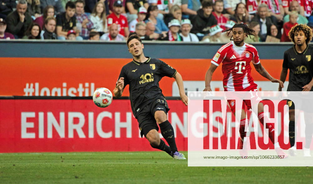 30 08 25 FC Augsburg FC Bayern München Germany, Augsburg, 30 08 2025, Football, Bundesliga, FC Augsburg FC Bayern München 2 3 v l Keven Schlotterbeck FC Augsburg , Michael Olise FC Bayern München