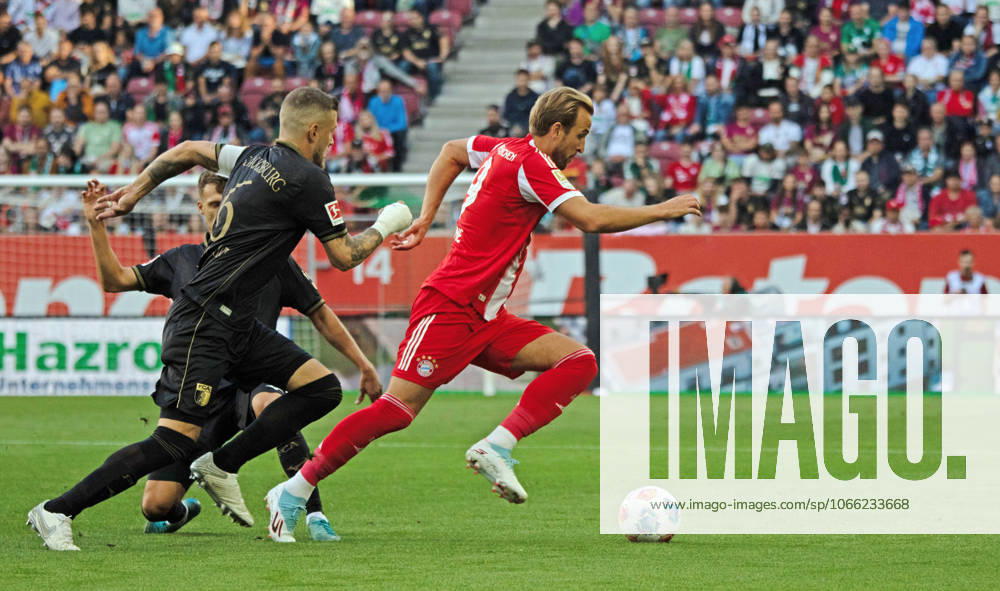 30 08 25 FC Augsburg FC Bayern München Germany, Augsburg, 30 08 2025, Football, Bundesliga, FC Augsburg FC Bayern München 2 3 v l Jeffrey Gouweleeuw FC Augsburg , Harry Kane FC Bayern München