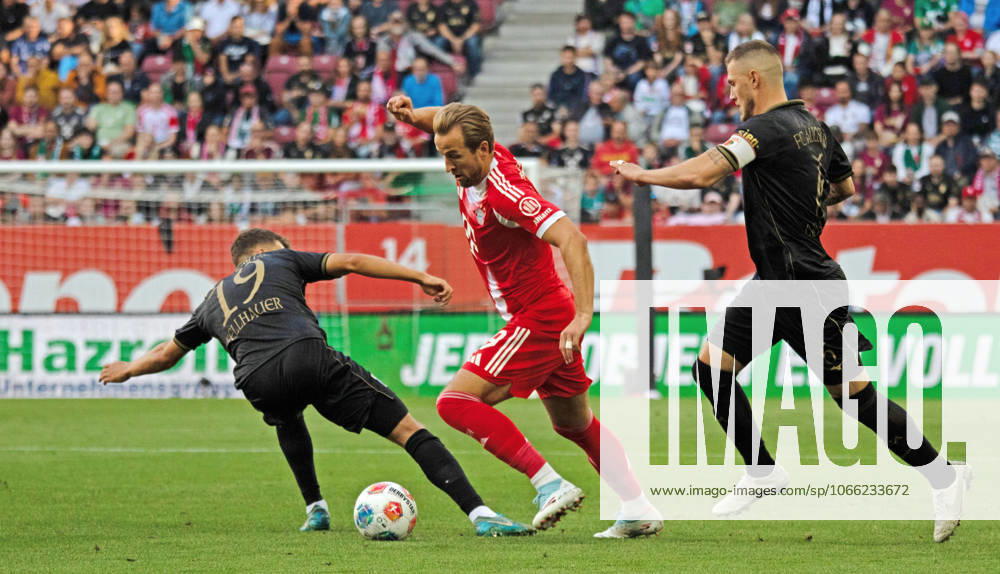 30 08 25 FC Augsburg FC Bayern München Germany, Augsburg, 30 08 2025, Football, Bundesliga, FC Augsburg FC Bayern München 2 3 v l Robin Fellhauer FC Augsburg , Harry Kane FC Bayern München , Jeffrey Gouweleeuw FC Augsburg