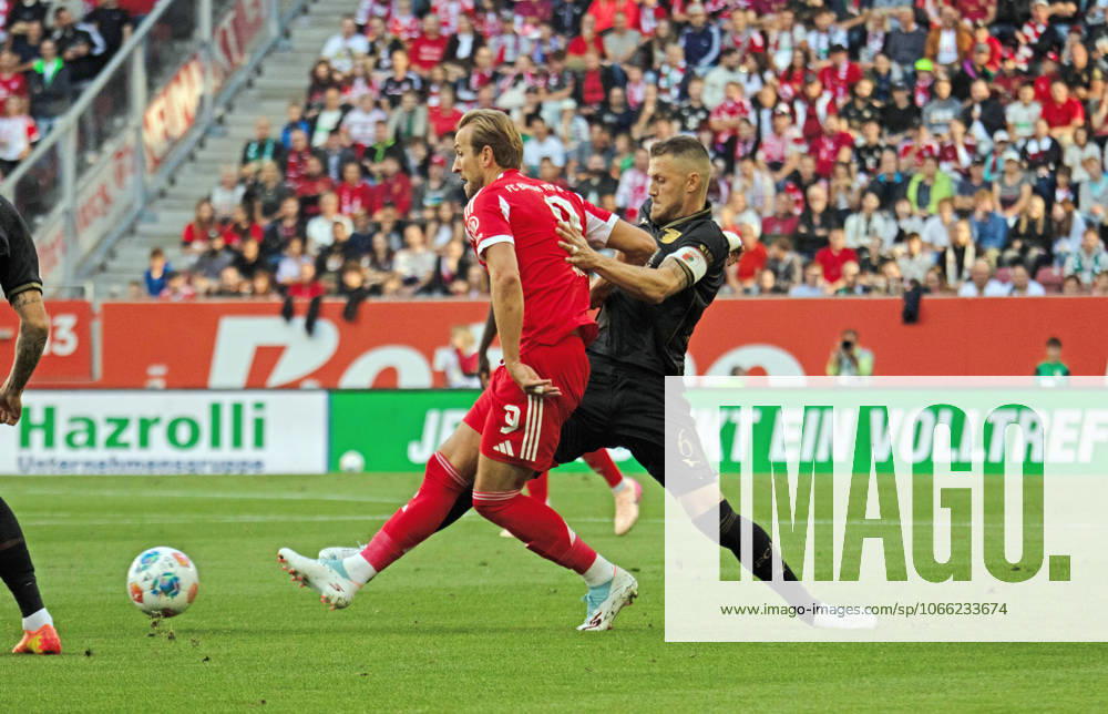30 08 25 FC Augsburg FC Bayern München Germany, Augsburg, 30 08 2025, Football, Bundesliga, FC Augsburg FC Bayern München 2 3 v l Harry Kane FC Bayern München , Jeffrey Gouweleeuw FC Augsburg