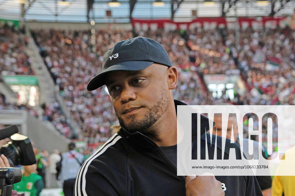 30 08 25 FC Augsburg FC Bayern Munich Germany, Augsburg, 30 08 2025, Football, Bundesliga, FC Augsburg FC Bayern Munich 2 3 Vincent Kompany Coach FC Bayern Munich Feature Shadow Head