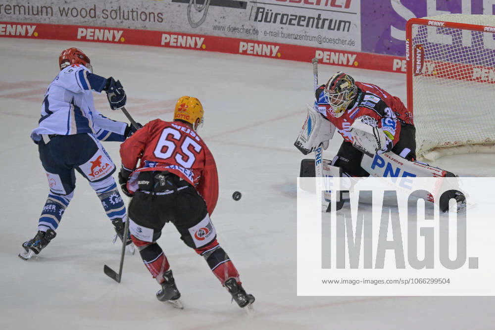 Mirko Hoefflin Schwenninger Wild Wings 10 fails to beat goalkeeper Krister Gudlevskis Fischtown Pinguins 30 , Fischtown Pinguins Schwenninger Wild Wings, Ice Hockey, German Ice Hockey League, DEL, 12 09 2025 Bremerhaven Bremen Germany