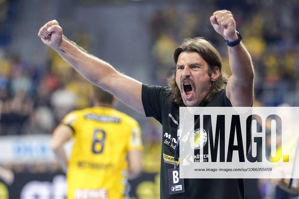 Sebastian Hinze coach, head coach, ThSV , single picture, single photo, action, action, cheer, cheers, celebration, joy, rejoice, rejoicing, confident, optimistic, positive, game scene, 13 09 2025, Mannheim Germany , Handball, Bundesliga, Rhein Neckar Löwen ThSV Eisenach