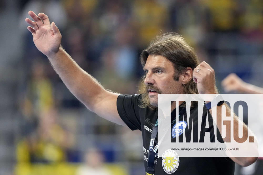 Sebastian Hinze coach, head coach, ThSV , gives instructions, gestures, gesticulates with arms, single picture, single photo, action, action, 13 09 2025, Mannheim Germany , Handball, Bundesliga, Rhein Neckar Löwen ThSV Eisenach