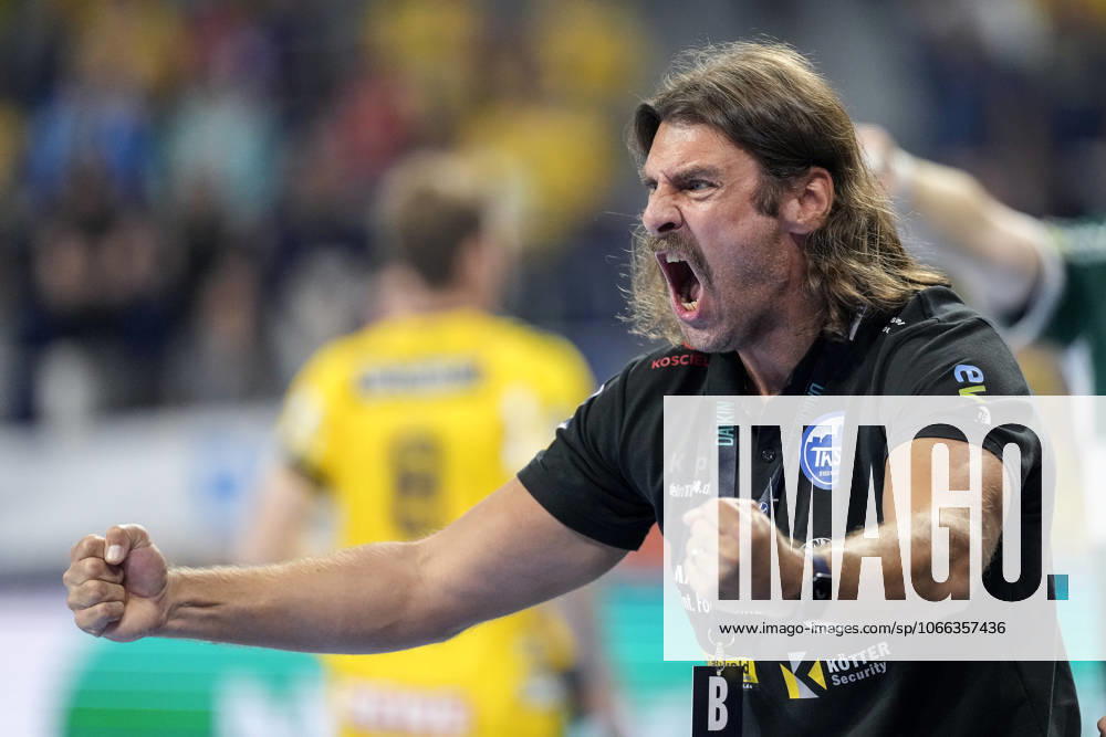 Sebastian Hinze coach, head coach, ThSV , single picture, single photo, action, action, cheer, cheers, celebration, joy, rejoice, rejoicing, confident, optimistic, positive, game scene, 13 09 2025, Mannheim Germany , Handball, Bundesliga, Rhein Neckar Löwen ThSV Eisenach