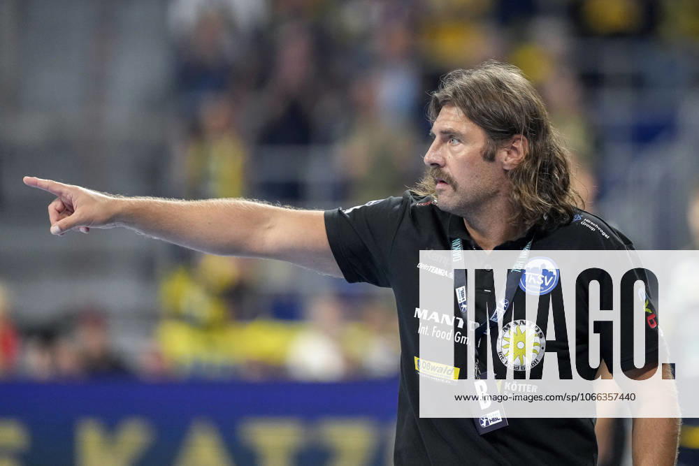 Sebastian Hinze coach, head coach, ThSV , gives instructions, gestures, gesticulates with arms, single picture, single photo, action, action, 13 09 2025, Mannheim Germany , Handball, Bundesliga, Rhein Neckar Löwen ThSV Eisenach