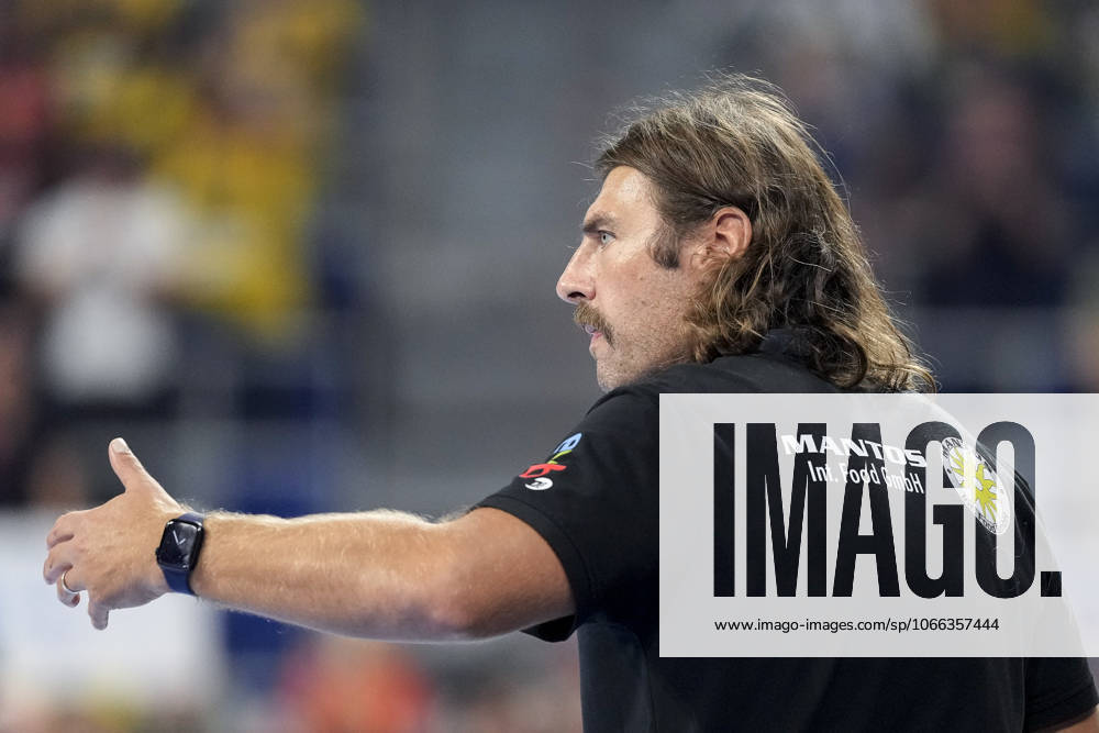 Sebastian Hinze coach, head coach, ThSV , gives instructions, gestures, gesticulates with arms, single picture, single photo, action, action, 13 09 2025, Mannheim Germany , Handball, Bundesliga, Rhein Neckar Löwen ThSV Eisenach