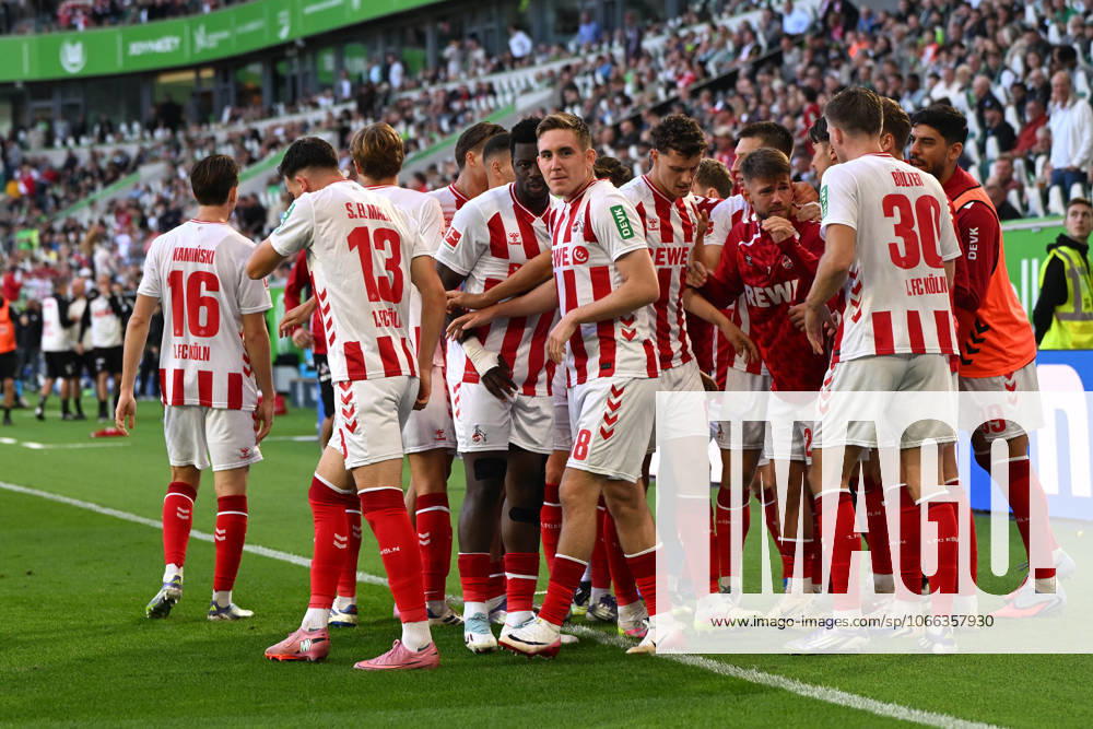 Isak Johannesson 1 FC Koeln celebrates after scoring his teams second goal with teammates during the Bundesliga match between VfL Wolfsburg and 1 FC Köln, Volkswagen Arena on September 13, 2025 in Wolfsburg, Germany, Germany Photo by Ralf Treese DeFodi Images Isak Johannesson 1 FC Koeln celebrates after scoring his teams second goal with teammates during the Bundesliga match between VfL Wolfsburg and 1 FC Köln at Volkswagen Arena on September 13, 2025 in Wolfsburg, Germany Photo by Ralf Treese DeFodi Images DFL regulations prohibit any use of photographs as image sequences and or quasi video Photo by Ralf Treese DeFodi Images