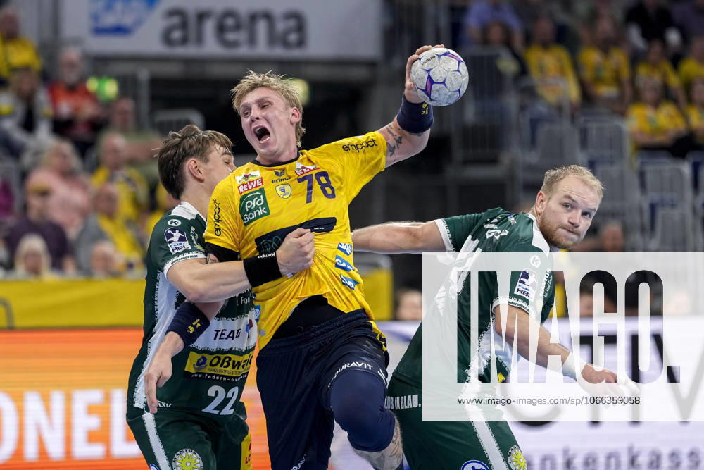 From left Felix Aellen ThSV, 22 , Edwin Aspenbäck RNL, 78 , Peter Walz ThSV, 14 , duel, duel scene, duel, tackle, tackling, dynamics, action, action, 13 09 2025, Mannheim Germany , Handball, Bundesliga, Rhein Neckar Löwen ThSV Eisenach