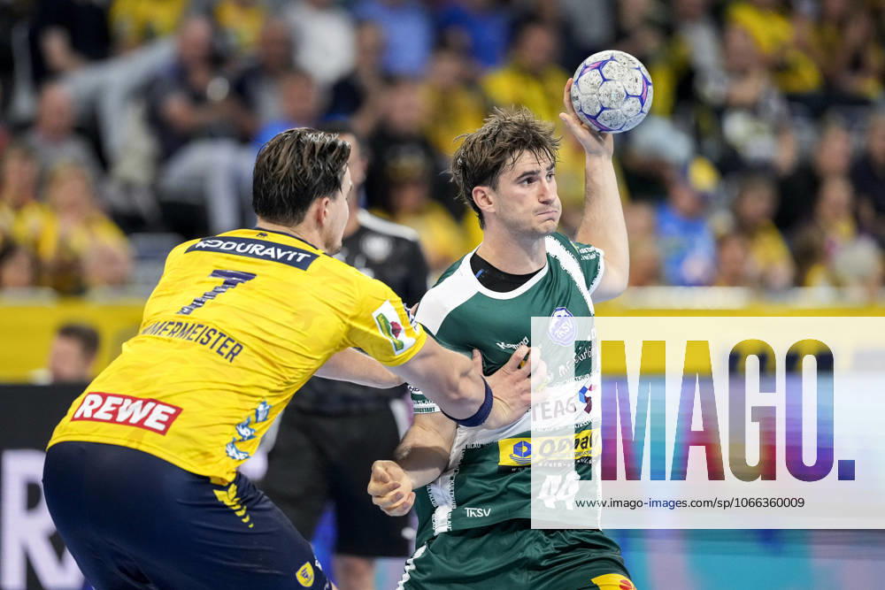 V li Robert Timmermeister RNL, 7 , Stephan Seitz ThSV, 44 , duel, duel, tackle, tackling, dynamics, action, action, 13 09 2025, Mannheim Germany , Handball, Bundesliga, Rhein Neckar Löwen ThSV Eisenach
