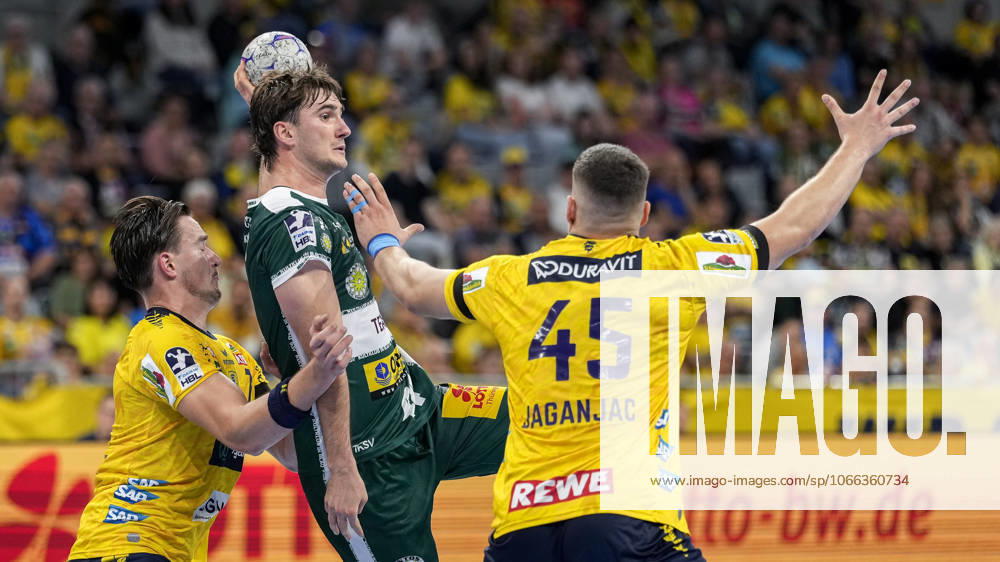 From left Robert Timmermeister RNL, 7 , Stephan Seitz ThSV, 44 , Halil Jaganjac RNL, 45 , duel, duel, tackle, tackling, dynamics, action, action, 13 09 2025, Mannheim Germany , Handball, Bundesliga, Rhein Neckar Löwen ThSV Eisenach