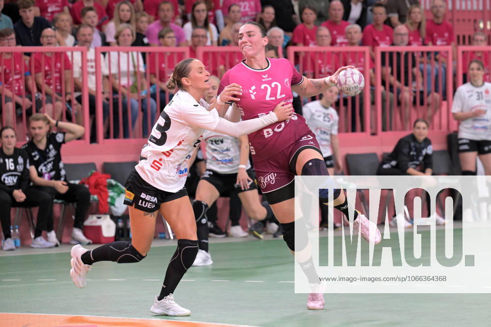 Gabriela Clausson Bitolo TusSies Metzingen, 22 vs Silje Brons Petersen BSV Sachsen Zwickau, 23 TusSies Metzingen vs BSV Sachsen Zwickau, handball, Alsco HBF, 3 league matchday, 2025 2026 season, 13 09 2025 TusSies Metzingen vs BSV Sachsen Zwickau, handball, Alsco HBF, 3 league matchday, 2025 2026 season, 13 09 2025 Tuebingen