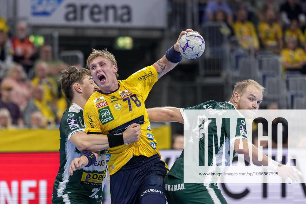From left Felix Aellen ThSV, 22 , Edwin Aspenbäck RNL, 78 , Peter Walz ThSV, 14 , duel, duel scene, duel, tackle, tackling, dynamics, action, action, 13 09 2025, Mannheim Germany , Handball, Bundesliga, Rhein Neckar Löwen ThSV Eisenach